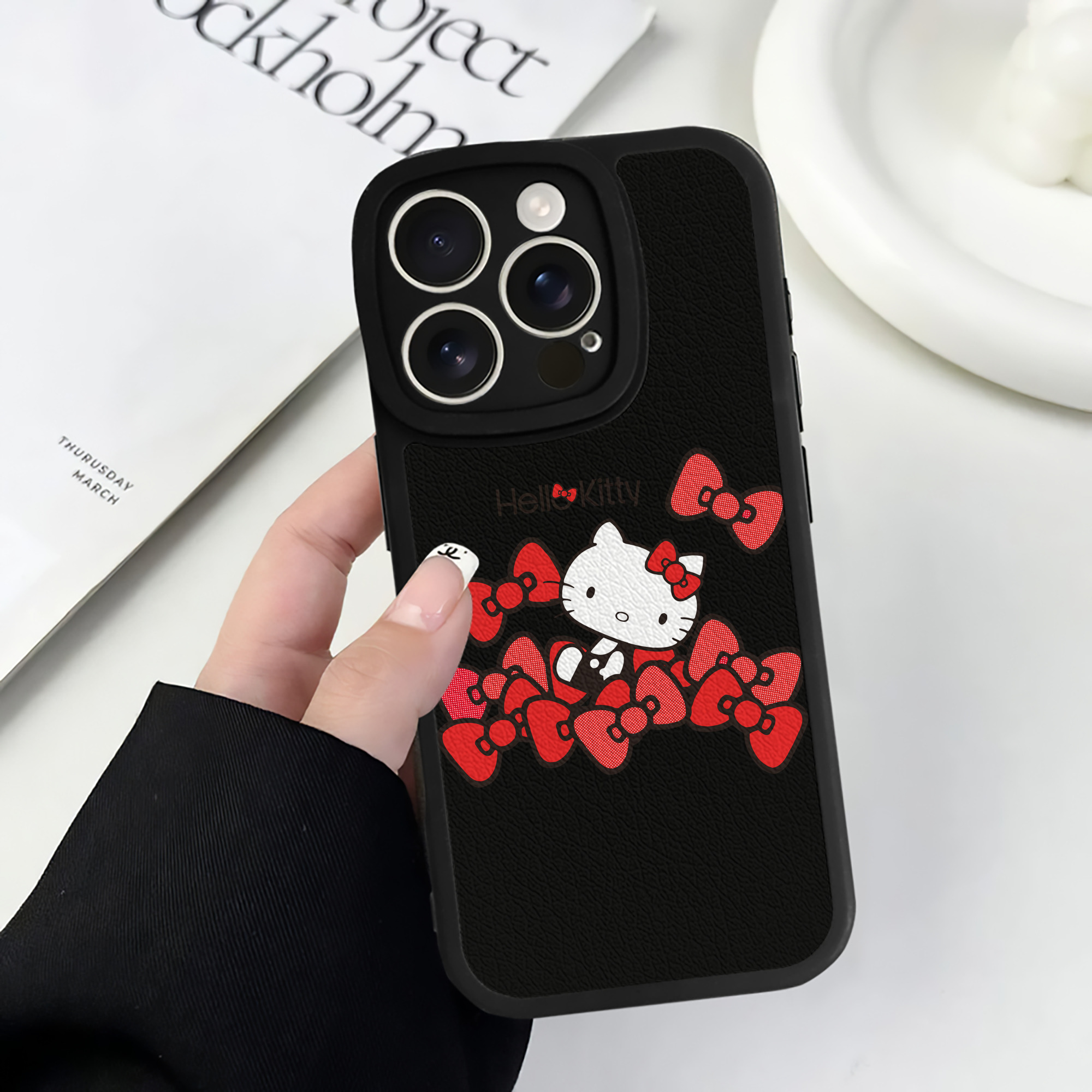 （画像用） Hello Kitty ハローキティ 【iPhone 16シリーズ対応】シリコンスマホケース（レザー調） 材質：シリコン